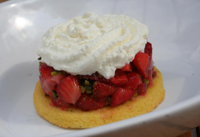 Tartare de fraises à la pistache sur un sable au safran chantilly à l'hibiscus