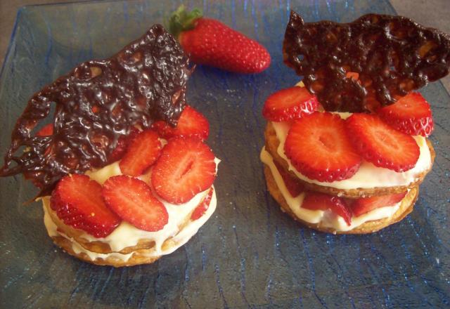 Mille-feuilles de fraises et sa tuile de carambar