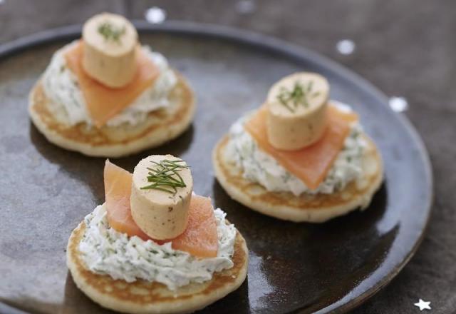 Blini de saumon fumé, chantilly aux herbes et Apérivrais Saumon