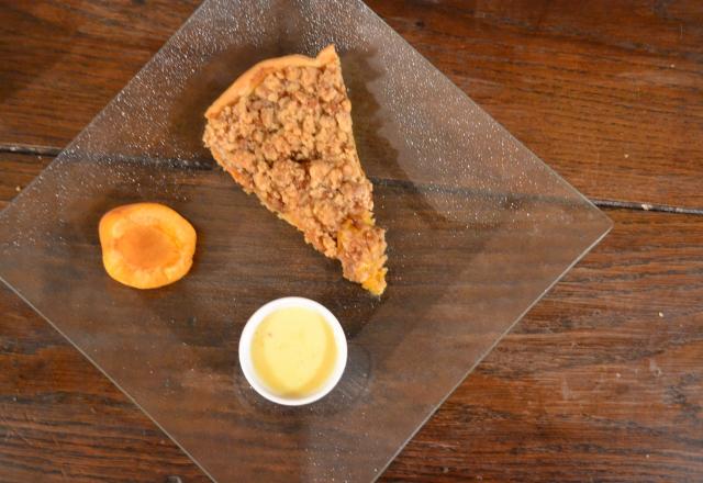 Tarte crumble abricots et spéculoos accompagnée de sa crème anglaise