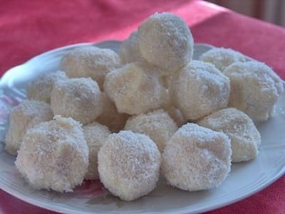 Boulettes à la noix de coco et confiture d'abricot