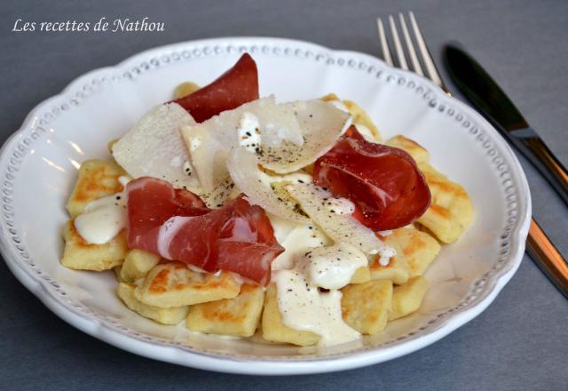 Gnocchis de pomme de terre poêlés, sauce parmesan et coppa