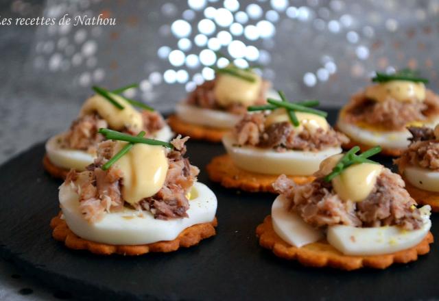 Petits toasts aux œufs et sardines citronnées, mayonnaise au Tabasco