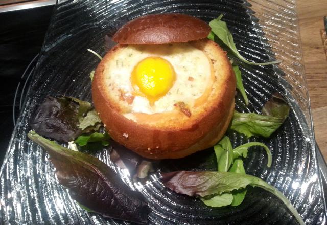 Œuf cocotte sur son nid de brioche au saumon