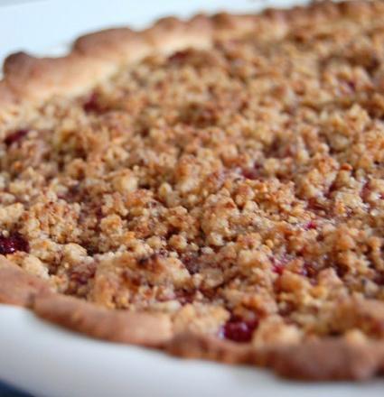 Tarte rhubarbe & framboises et son crumble au pralin