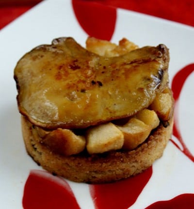 Foie gras sur crumble pain d'épices et lit de pommes