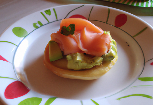 Petit canapé d'omelette à l'avocat et au saumon