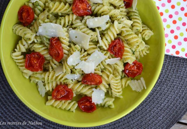 Pâtes spirelli au pesto de ciboulette, basilic, tomates cerise confites et parmesan