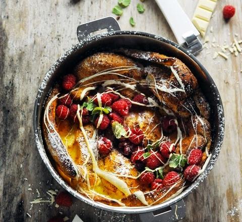 Pancake aux framboises, au chocolat blanc et à la menthe