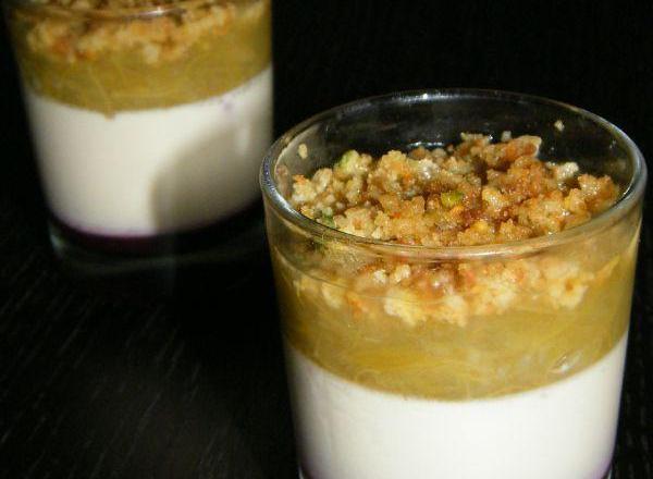 Verrine tonka, rhubarbe, coulis de framboises et crumble de pistaches