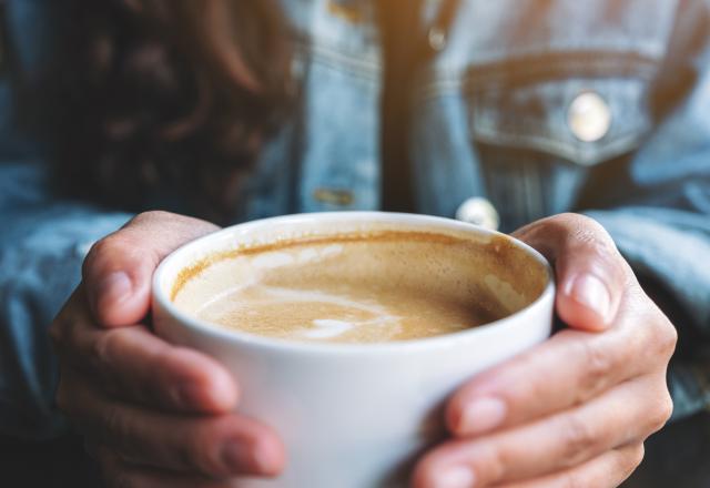 Ventre qui gonfle : quelles boissons privilégier le matin pour se sentir bien ?