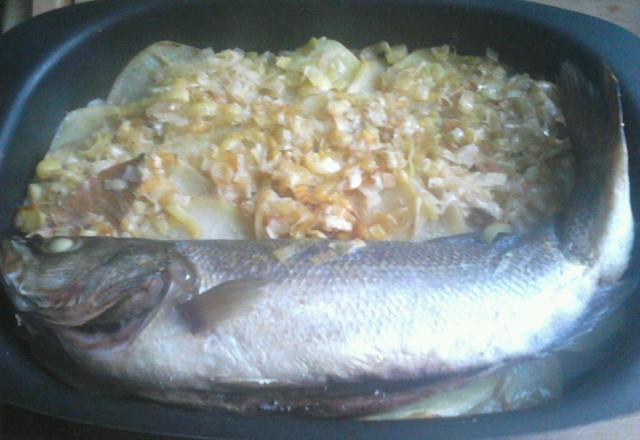 Bar de ligne cuit au plat, pommes de terre au vin blanc