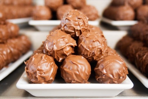 Boules de Noël au chocolat noir et au caramel