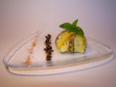 Dôme de courgettes verte et jaune, cabillaud, petits poivrons et piment d'Espelette, vinaigrette d'orange aux olives noires