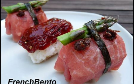 Sushi sans poisson au bœuf, asperges et tomates séchées