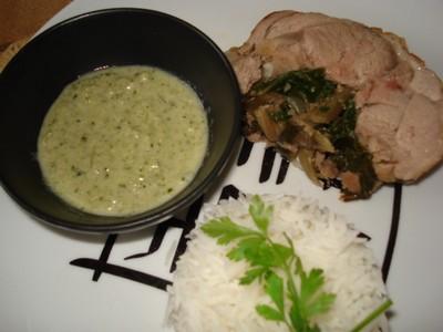 Roulé d'agneau fourré aux blettes et sa crème d'ail verte