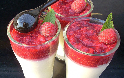 Panna cotta à la gelée de framboises