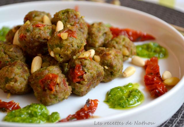 Boulettes au pesto de persil, tomates confites et pignons de pin