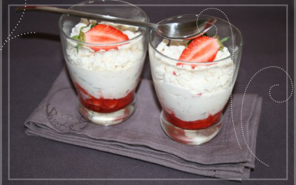 Verrine de crème croquante aux fraises et à la menthe