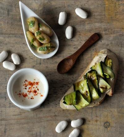 Trios de tapas : Tartine de houmous de Haricots Tarbais et courgettes grillées, Velouté de Haricots Tarbais au piment d'Espelette et Haricots Tarbais au pesto