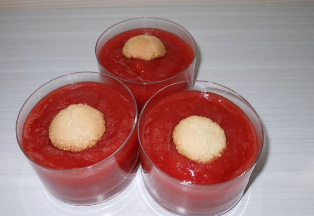 Compote pommes fraises et macarons minute