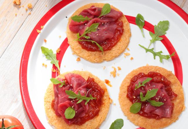 Tartine fine au parmesan, carpaccio de bœuf et ketchup à la sauce Tabasco® rouge