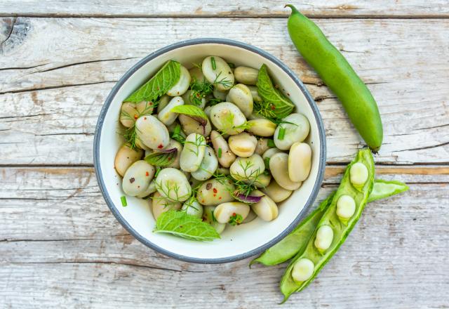 “Une recette de saison rapide et efficace” : la cheffe Amandine Chaignot propose un délice printanier, une délicieuse salade de fèves, chèvre et poutargue !