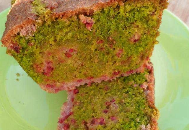 Cake au thé matcha et framboises fraîches sans gluten