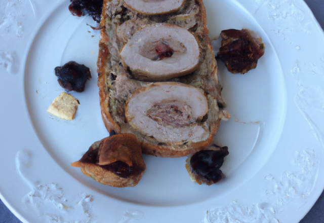 Roulé de veau au roquefort et aux pruneaux sur toast de pain d'épice