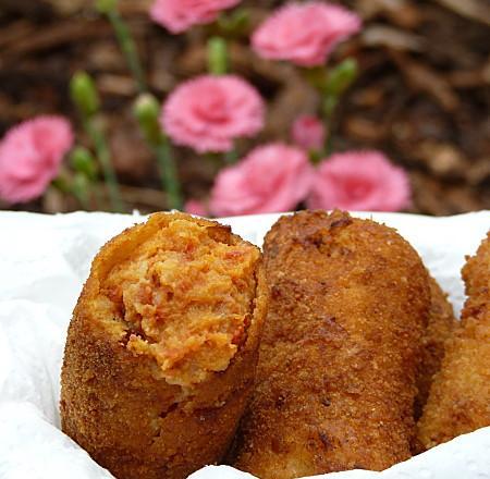 Croquettes de pommes de terre, tomates confites et chorizo