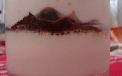 Panna cotta citronelle, croquant de chocolat et espuma au gingembre