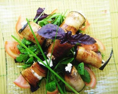 Délice d'aubergines à la Brousse du Rove et herbes, sur un lit de roquette, coco plat et basilic pourpre