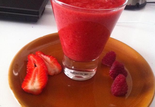 Smoothie sans sucre : fraises, bananes, framboises, citron, oranges pamplemousse