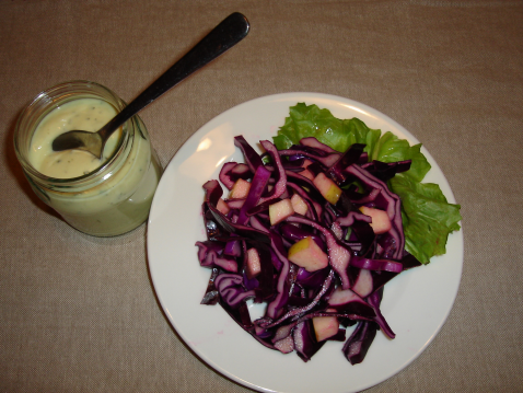 Chou rouge râpé à la pomme sauce yaourt aux herbes