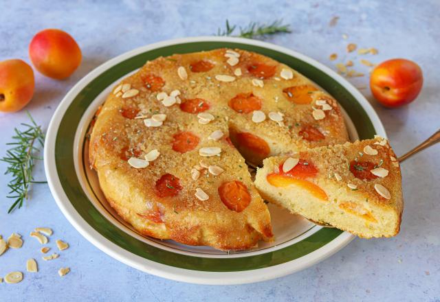 Gâteau renversé aux abricots et romarin