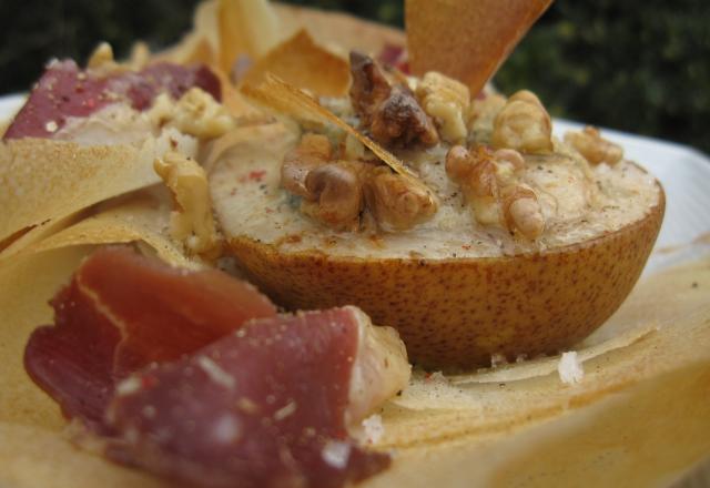 Poire farcie au roquefort et noix sur feuille de brick