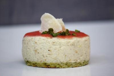 Bavarois d'aubergine  sur  biscuit pistache/parmesan, coulis minute de tomates crues