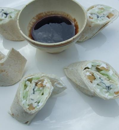 Wraps Roquefort Papillon, noix et pomme verte et sa vinaigrette au vin de noix