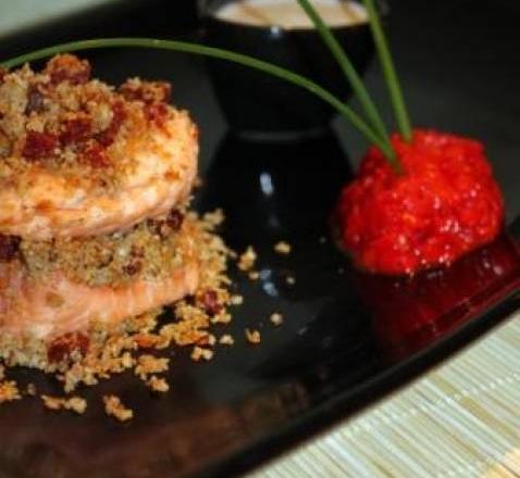 Millefeuilles de saumon et crumble de chorizo, quenelle de poivron grillé et nuage de coco à la citronnelle