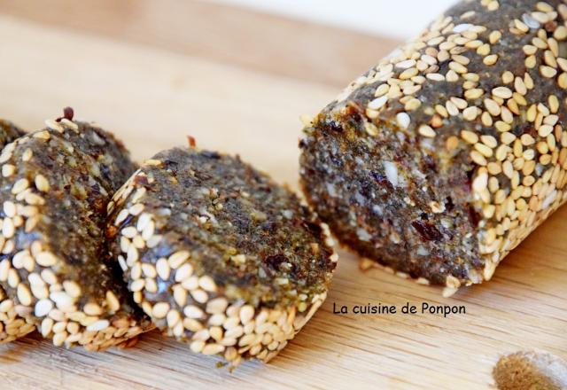 Barre aux pruneaux, amandes, noix de cajou et spiruline