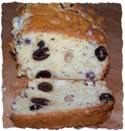 Cake aux noix, roquefort et olives