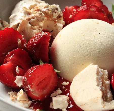 Parfait à la vanille fraises danoises et meringues croustillantes au muesli