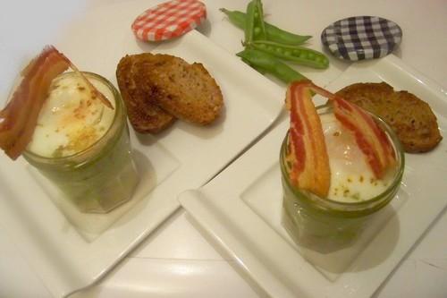 Œuf cocotte en verrine à la crème de petit pois et chips de lard fumé