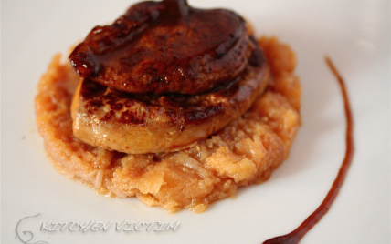 Magret de caille laqué au jus et au xeres sur une escalope de foie gras poêllée et un chutney de coing