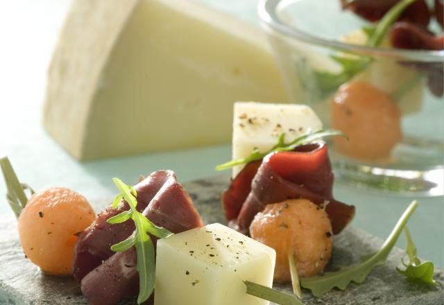 Piques de Pur Brebis Pyrénées à la roquette, au melon et au magret fumé