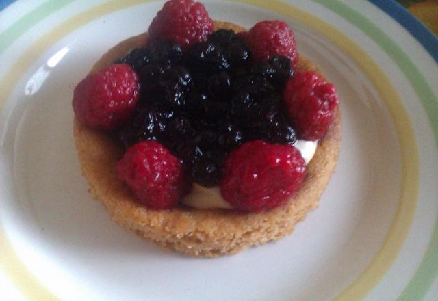 Tartelettes framboises et myrtilles sur sablé breton