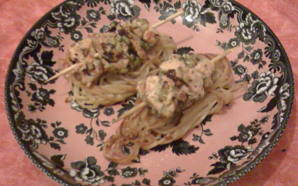 Brochettes de saumon à la pistache et fritelle di spaghetti