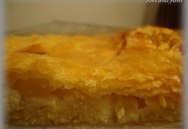 Galette des rois à la crème de calisson et aux poires