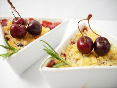 Crumble gourmand aux cerises et au miel