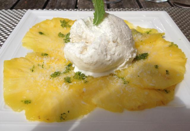 Carpaccio d'ananas sucre mentholé et glace noix de coco